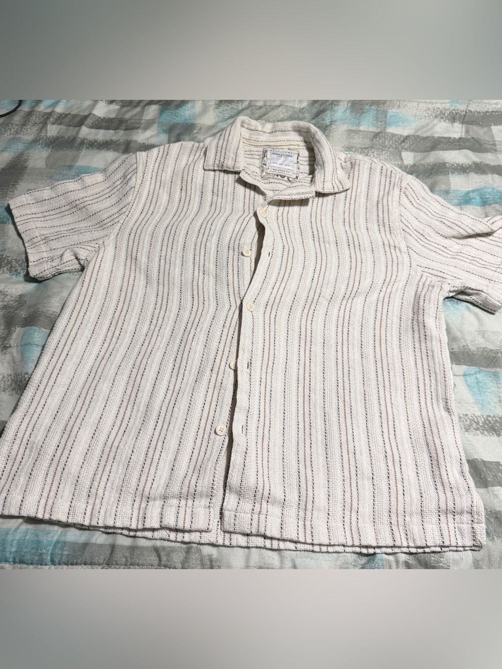 Men's Short-Sleeve Button-Up Shirt in Off-White with Subtle Stripes